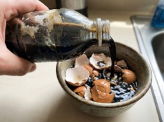 Dolewam czarny napój do skorupek i działam. Mój trik zasługuje na wieniec laurowy