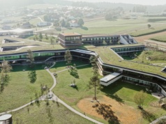 Budynek zatopiony w krajobrazie. Jest tu biuro, hotel, restauracja i... wiele więcej