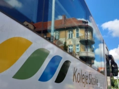 Autobusy za pociągi omijają dworzec kolejowy i zatrzymują się na autobusowym. Ludzie biegają w nocy pomiędzy dworcami