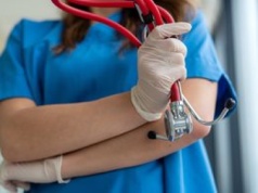 Płacą ponad 10 tys. zł. Areszt kusi pielęgniarki zarobkami