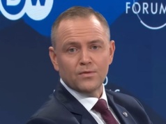 Trump przyklaśnie Nawrockiemu po występie w Davos. 