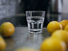 Czy woda z cytryną jest zdrowa? Eksperci ostrzegają przed porannym rytuałem