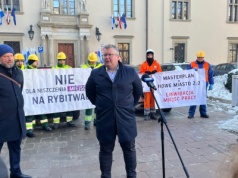 Protest pod magistratem. Przedsiębiorcy z Rybitw domagają się dialogu z władzami miasta