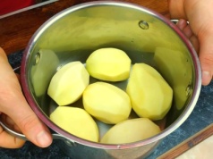 Ziemniaki będą gorące po ugotowaniu przez cały dzień. Restauracyjny trik