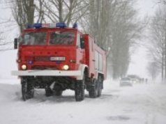 ​Pożar magazynu w Tomaszowie. Duże zagrożenie, w środku są gazy techniczne