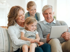 Bez starszyzny ani rusz? Oto, jak Polacy widzą dziś rolę babci i dziadka w rodzinie