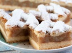 Tak szybko zagęścisz jabłka do szarlotki. Sprytny trik, by nic nie wypłynęło, a ciasto nie rozmokło