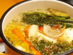 Rosół z tego garnka smakuje o niebo lepiej. Zdziwisz się, ale tworzywo ma znaczenie