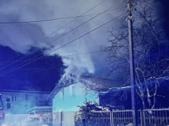 Pożar domu w Rembertowie. Z ogniem przez kilka godzin walczyło 20 zastępów straży pożarnej