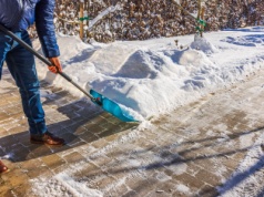 Czym rozpuścić lód na chodniku? Ten trik sprawdza się w awaryjnych sytuacjach