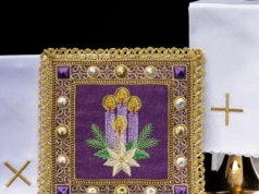 Świece Adwentowe: Symbolika Świateł w Liturgii Oczekiwania