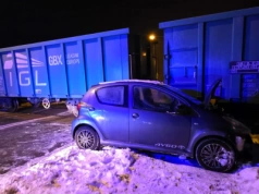 Wypadek na przejeździe kolejowym przy ul. Piaskowej. Samochód wjechał pod pociąg