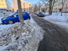 Zima nie odpuszcza. Służby porządkują osiedlowe ulice i usuwa lodowe koleiny