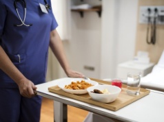 ​Chorzy i głodni. Mniej pieniędzy na żywienie pacjentów w szpitalach
