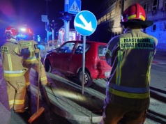 Z ostatniej chwili: Samochód uderzył w latarnię. Dwie osoby zabrane do szpitala – foto