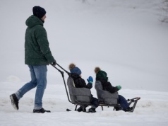 Wielu polskich rodziców popełnia zimą ten błąd. Lekarz ostrzega przed piecuchowaniem. "Dramat"