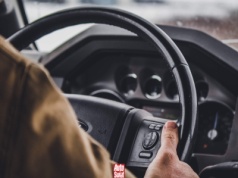 Zimowe wyposażenie samochodu, które teraz docenisz. Cztery przydatne elementy i jeden, z którego lepiej zrezygnować