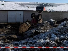 Wybuch w gospodarstwie. Ładowarka wpadła do szamba, dwie osoby ranne