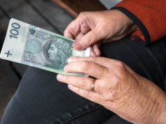 Im ZUS bez wniosku wypłaci prawie 350 zł. Przelewy lada moment. Wkrótce pieniędzy będzie więcej