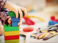 Miała krzyczeć na dzieci, szarpać je i przewracać. Proces przedszkolanki z Bydgoszczy nadal nie ruszył