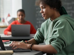 To jedne z najtańszych laptopów na rynku. Oferują aż 15 godzin pracy