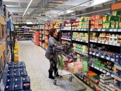 Konsumenci kupują mniej, ale częściej odwiedzają sklepy