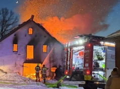 Ogień i kłęby dymu nad wsią. Płomienie strawiły cały budynek
