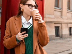 Kawa z Żabki jest konkurencją dla kawiarni. Czy wystarczy obniżyć cenę?