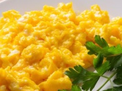 Dodaj choć odrobinę do jajecznicy. Będzie delikatna i wyjątkowo kremowa