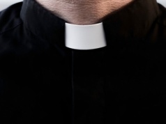 Umówiłam się na randkę z księdzem, zatrzymała go policja. Znaleziono przy nim groźną substancję