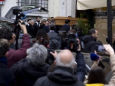 Trumna z ciałem Valentino Garavaniego wystawiona w Rzymie