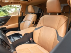 Ma prawie 5 metrów i pali 5 litrów. Ten Lexus kosztuje jak Skoda Superb 2.0 TSI, a jest hybrydą z silnikiem 2.5