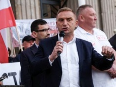 Słowa o "rzucaniu napalmu". Bąkiewicz ma usłyszeć zarzuty