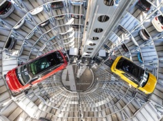 Akcje Volkswagena wystrzeliły po poprawie przepływów gotówkowych i korekcie strategii EV