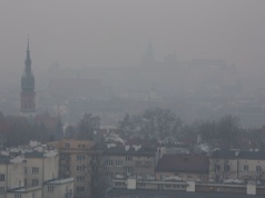 PAS: Czyste Powietrze szoruje po dnie, a kopciuchy trują całą Polskę