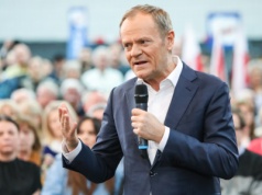 Pracownicy zyskają dwa długie weekendy więcej. Premier podjął decyzję