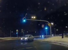 Groźne zdarzenie na skrzyżowaniu al. Solidarności z ul. Wodopojną. Kierowca zignorował czerwone światło