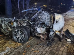 Toyota w kawałkach. Kierowca cudem przeżył i dostał mandat