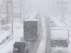 Zatrzymują pociągi, wydają ostrzeżenia. Zima uderza w Azji