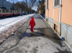 Dzieci nudzą się w czasie ferii. "Dziadkowie nawet nie pomyślą, by zabrać je na kilka dni z bloku"