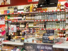 Zero alkoholu na stacjach benzynowych i "koniec z 12+12". Radykalny projekt Lewicy