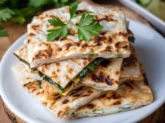 Naleśniki robię po turecku. Pikantny farsz jest tak smaczny, że wyjadam łyżeczką