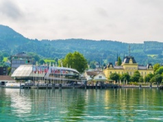 Miasto nad jeziorem przyciąga turystów cały rok. Idealne na ferie i na wakacje