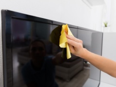 Niewinne przetarcie może zniszczyć telewizor. Wielu popełnia te błędy. Tak bezpiecznie wyczyścisz ekran