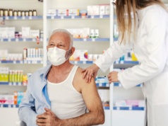 Wiemy, ile na tym zarobią farmaceuci. NFZ podał stawki za wykonywanie kolejnych szczepień w aptekach