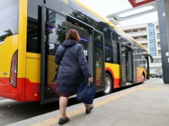​Korzystasz z komunikacji miejskiej? Jeden warunek, dokument i jeździsz za darmo