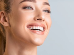 Działa na żółte zęby jak ścierająca polerka, wybiela do 5 odcieni. To tani hit z drogerii