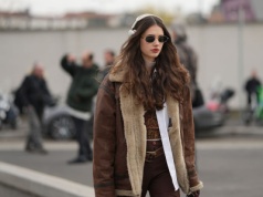 Już nie „espresso jacket”. Wiosną 2026 to dwustronna kurtka vintage sherpa będzie hitem. Szczególnie ta w odcieniu „oat cappuccino”