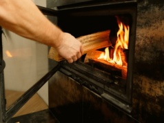 Wydali 150 000 zł na fotowoltaikę i pompy ciepła. Teraz muszą grzać się przy kominku