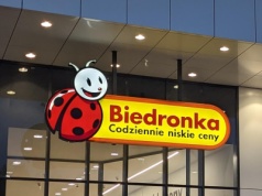 Biedronka sprzedaje paczki-niespodzianki. Wiemy, co w nich jest